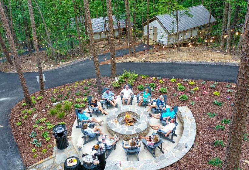 אתר נופש Magnolia Luxury Treehouse Near Lake Guntersville