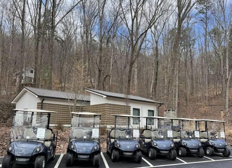 אתר נופש Magnolia Luxury Treehouse Near Lake Guntersville