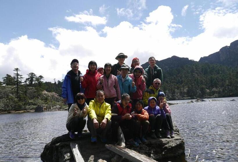 تختخواب و صبحانه Courtyard Shangri La 藏舍小院