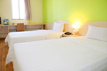 هتل 7days Inn Qingdao Haiyunan Xinglong Road