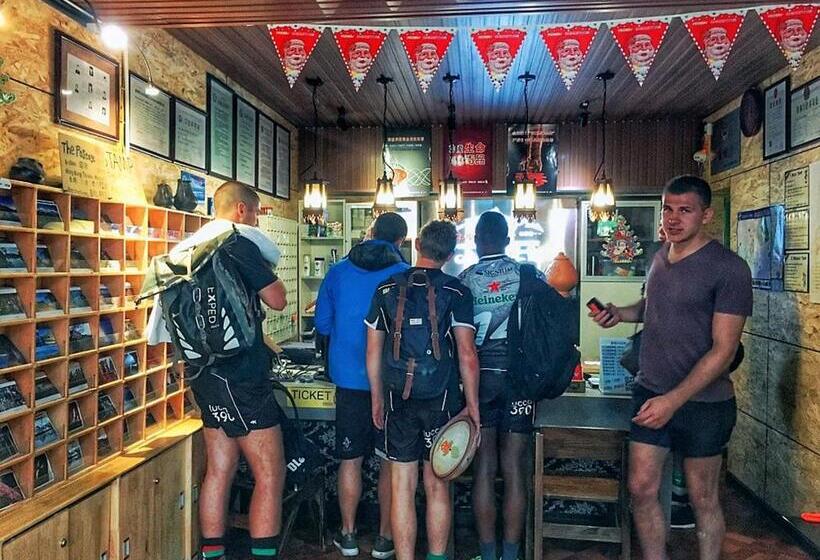 The Cloudland International Youth Hostel Close To The City Center,15 Min Walks To The Subway, Close