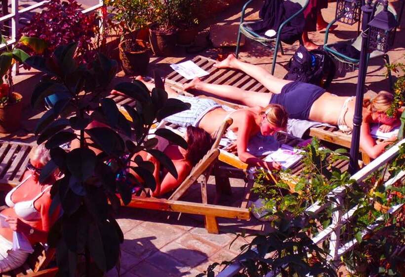 The Cloudland International Youth Hostel Close To The City Center,15 Min Walks To The Subway, Close