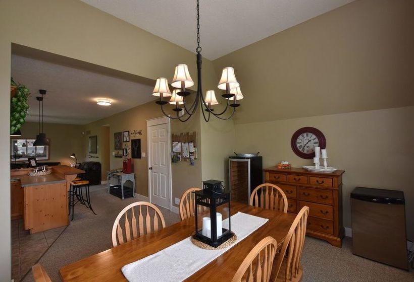 Отель The Lodges At Blue Mountain - Historic Snowbridge Condos