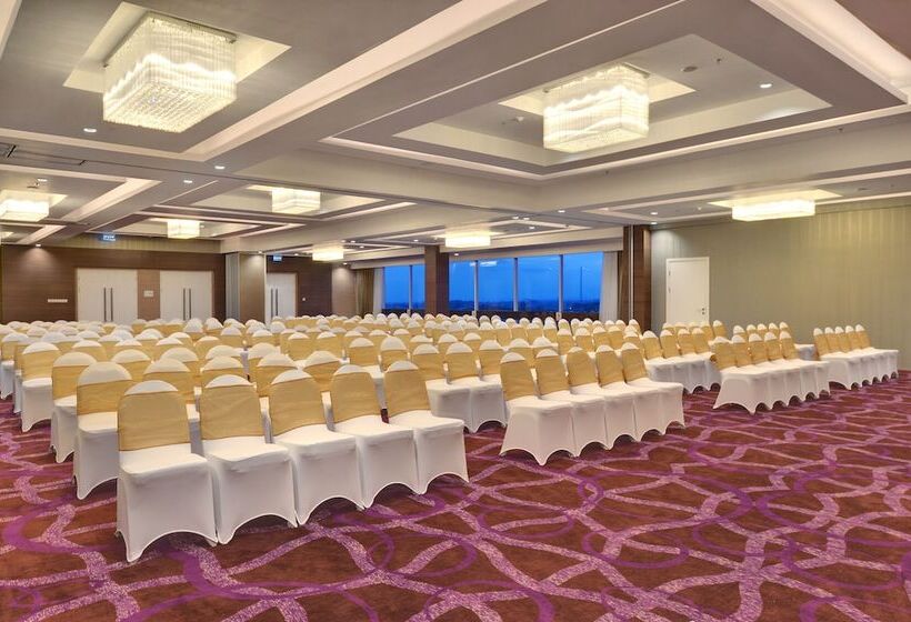 Platinum Adisucipto Hotel & Conference Center