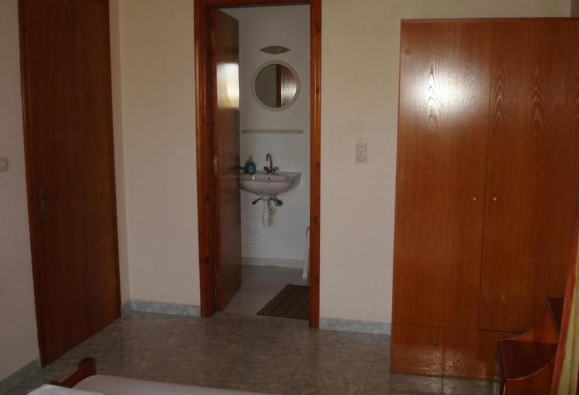 פנסיון Philoxenia Rooms