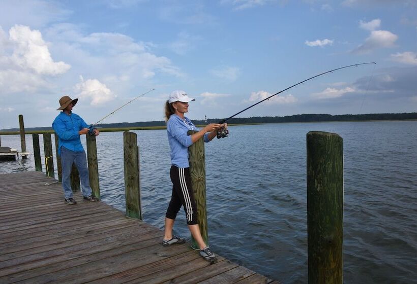 منتجع Snug Harbor Marina And
