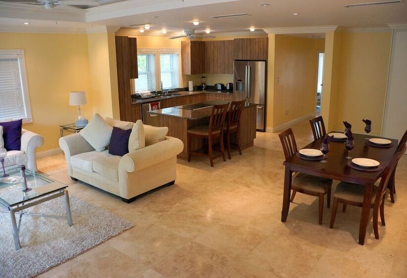 هتل The Hamilton Beach Villas & Spa