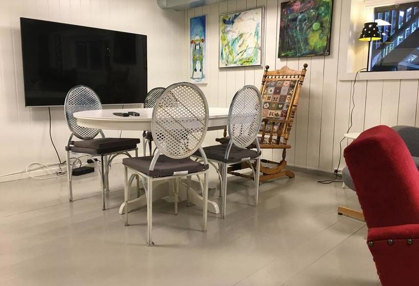 모텔 Krøgeneslåven Microtel