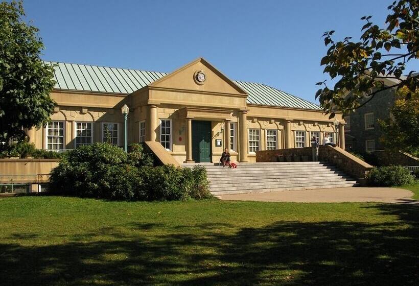 هاستل University Of King S College