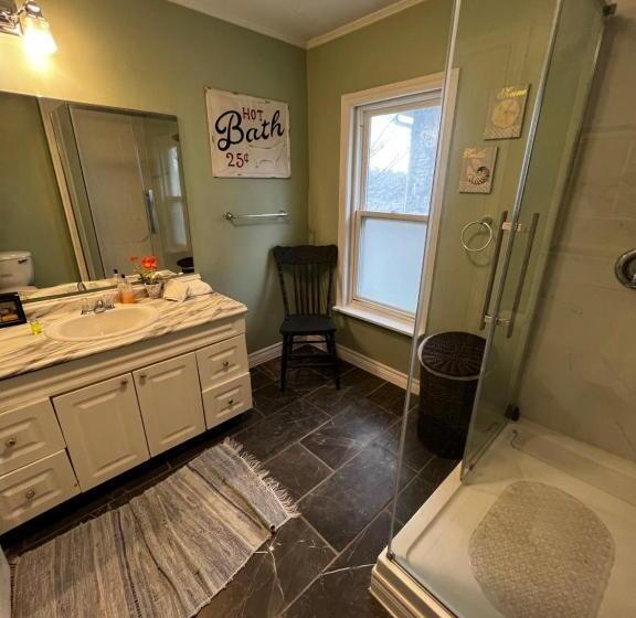 تختخواب و صبحانه Adams Inn