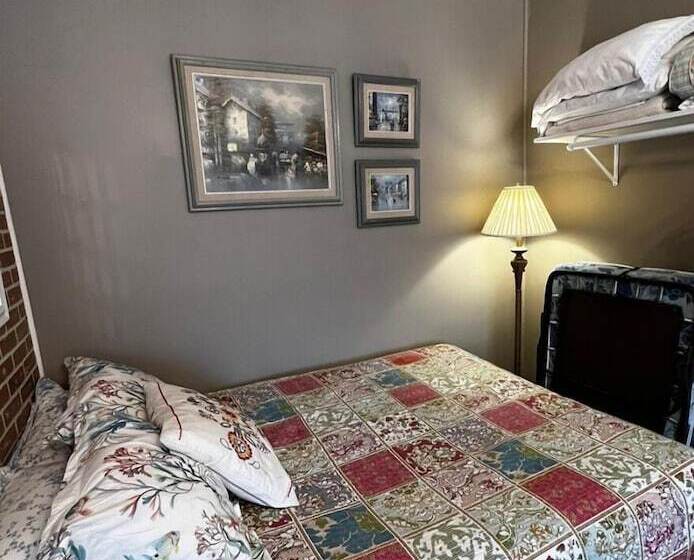 تختخواب و صبحانه Adams Inn
