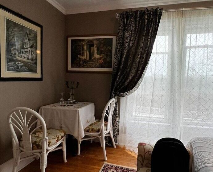 تختخواب و صبحانه Adams Inn