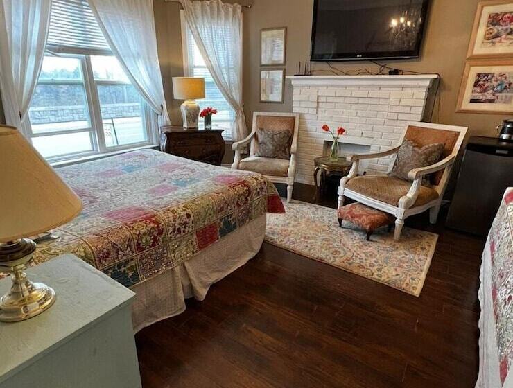 تختخواب و صبحانه Adams Inn