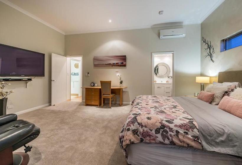 تختخواب و صبحانه Burns Beach Bed And Shower