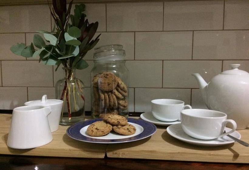 تختخواب و صبحانه Character & Charm In The Heart Of The City