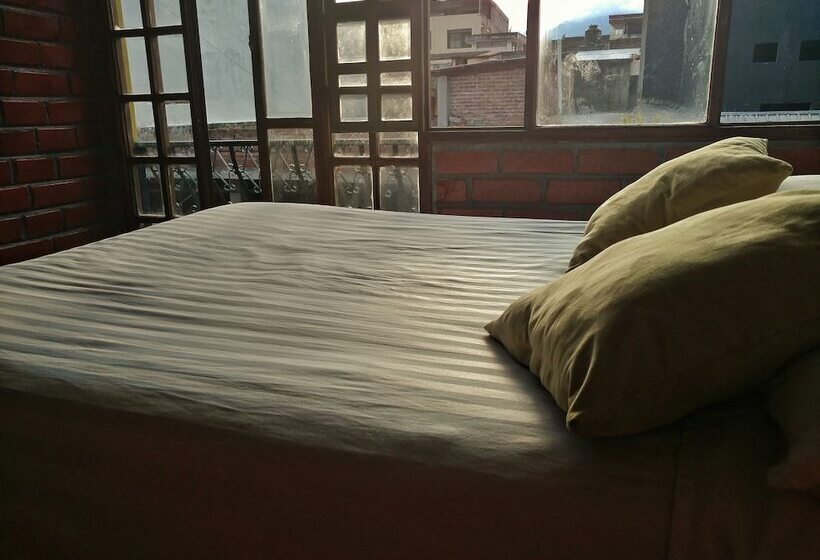 هتل Erupcion Backpackers Hostel