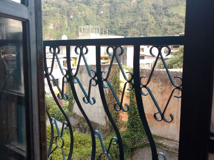 هتل Erupcion Backpackers Hostel