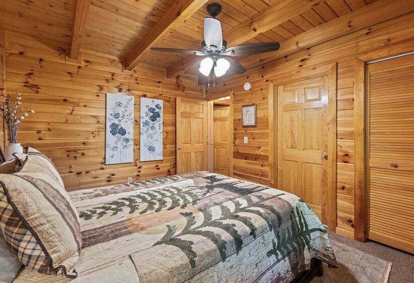 Rustic 3br Cabin Near Lake W/ Hot Tub!