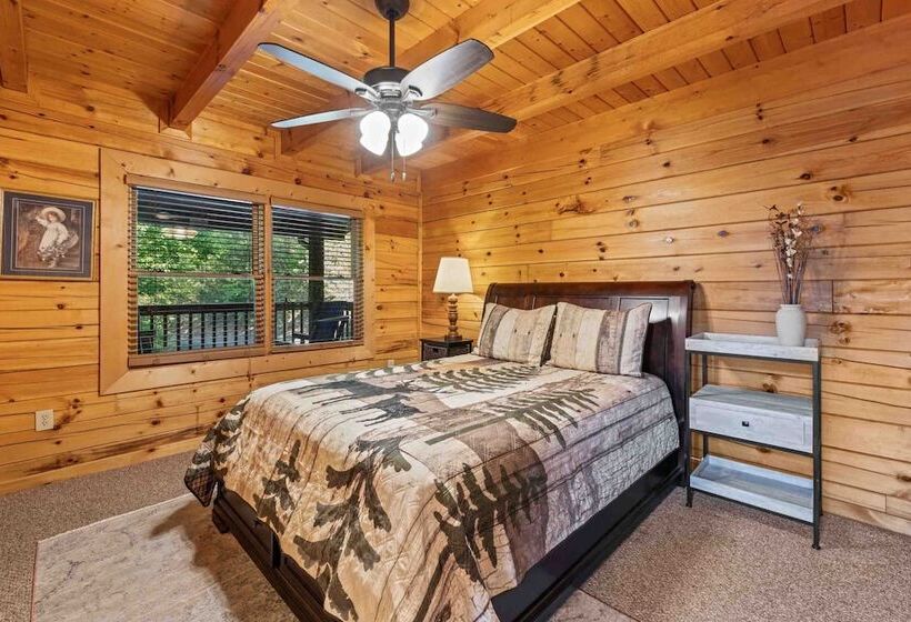 Rustic 3br Cabin Near Lake W/ Hot Tub!