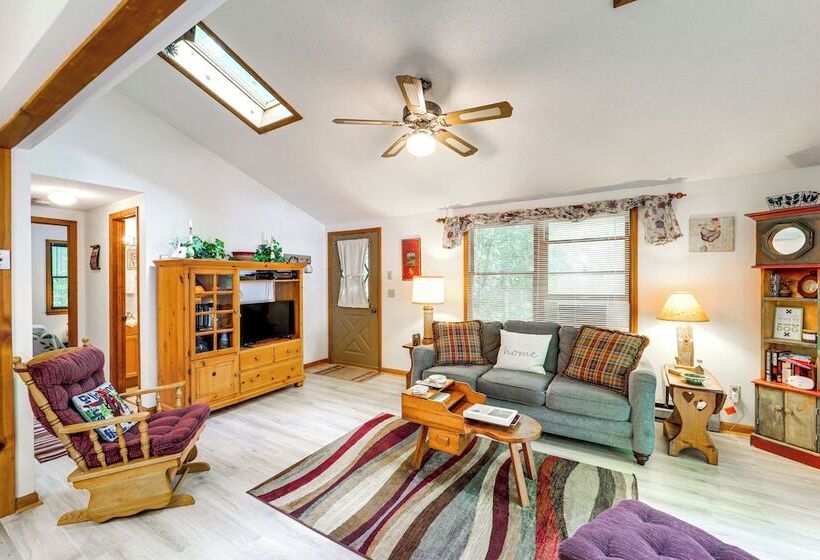 On Site Lake & Pool Access: Cabin In Newland!