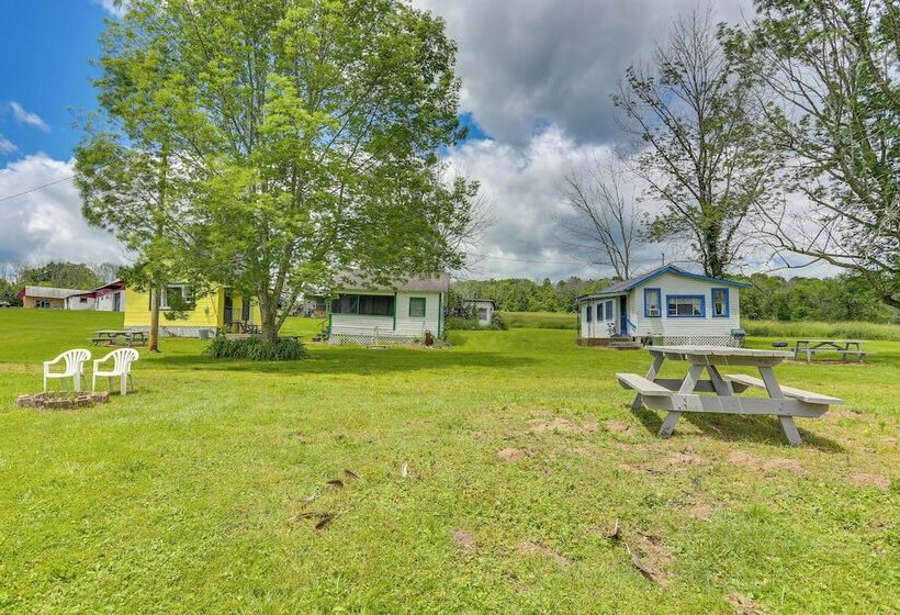 Honesdale Cabin On 110 Acre Farm: Pets Welcome!