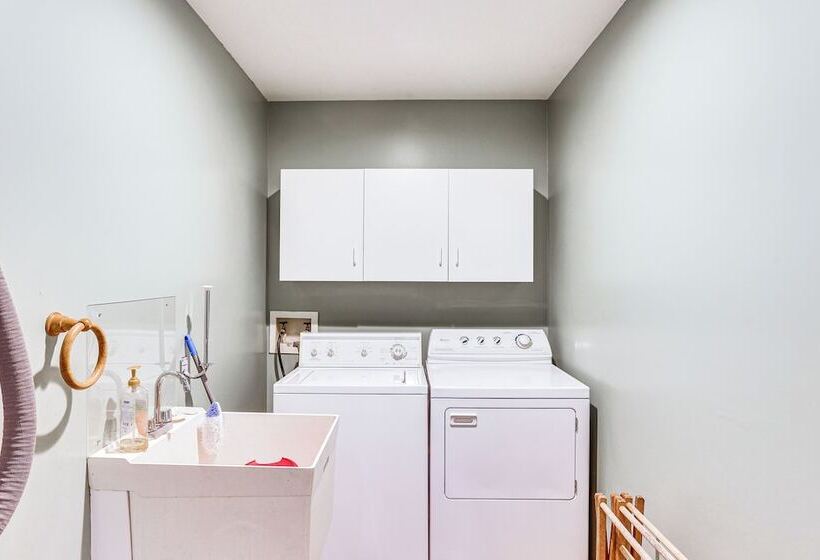 Pennsylvania Cabin Hideaway: Hot Tub & Deck!