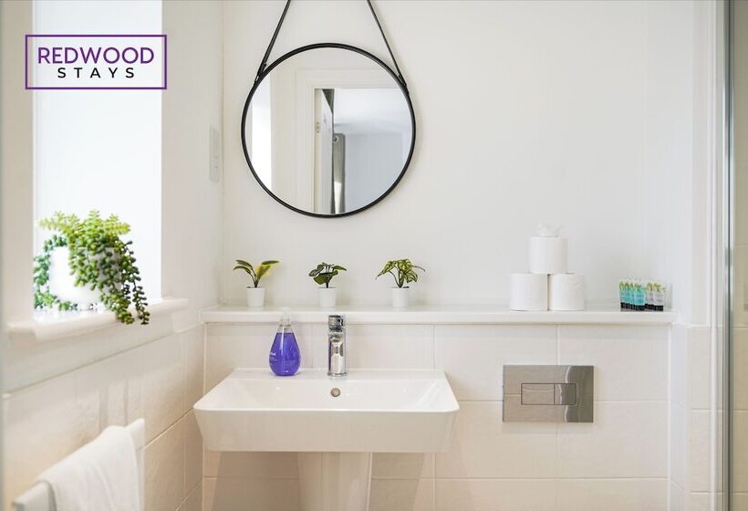פנסיון Woolhampton Drive House By Redwood Stays