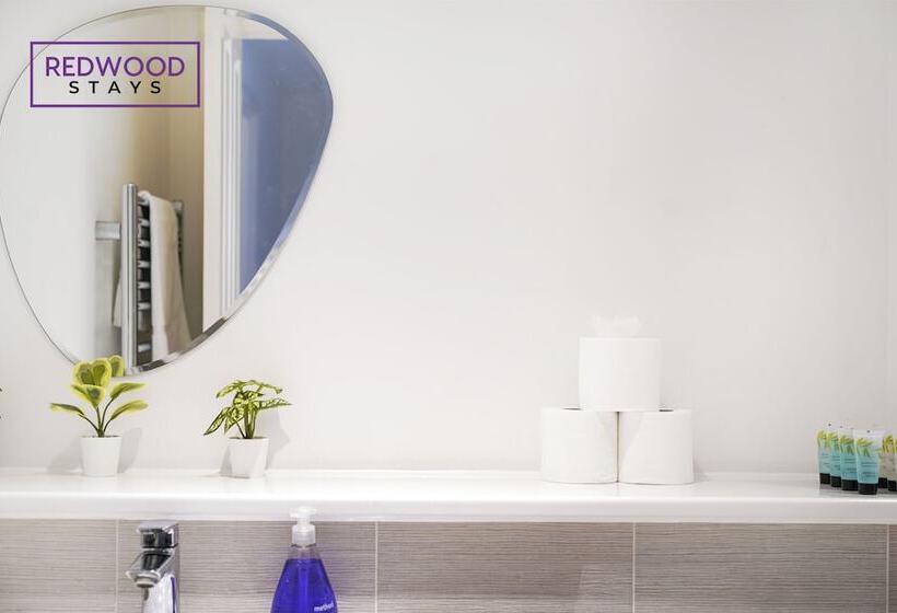 פנסיון Woolhampton Drive House By Redwood Stays