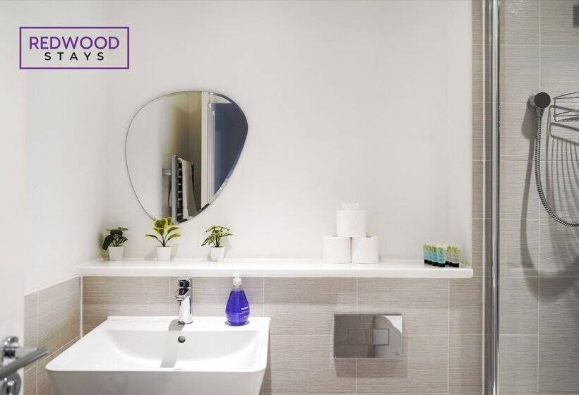 פנסיון Woolhampton Drive House By Redwood Stays