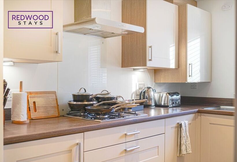פנסיון Woolhampton Drive House By Redwood Stays