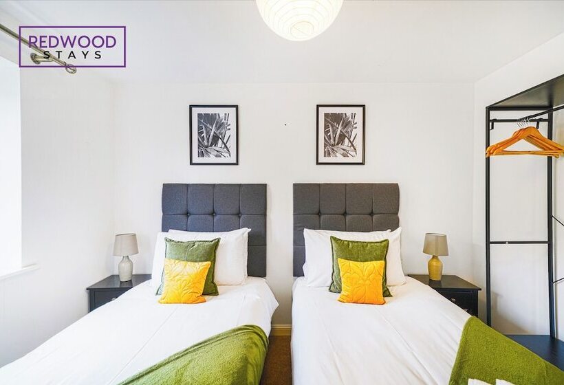פנסיון Woolhampton Drive House By Redwood Stays