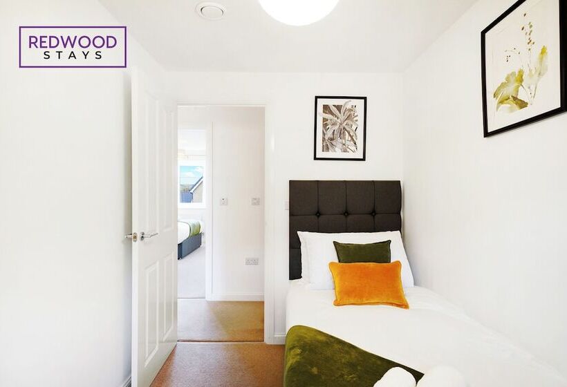 פנסיון Woolhampton Drive House By Redwood Stays