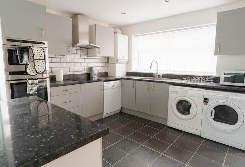إقامة Convenient Wirral Retreat