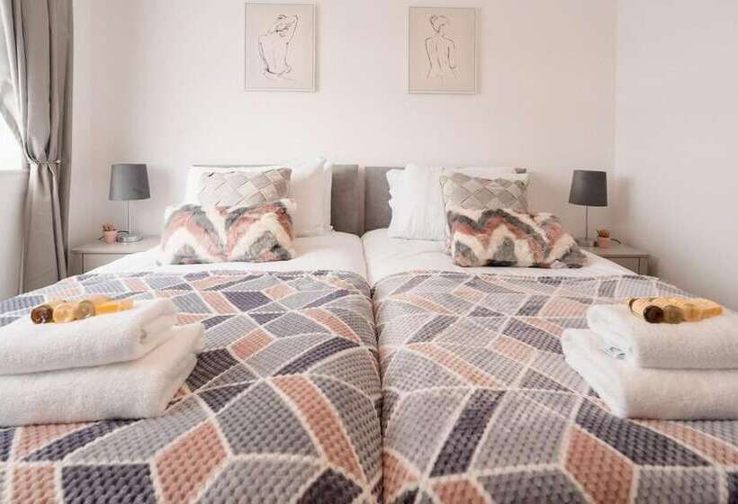 إقامة Convenient Wirral Retreat