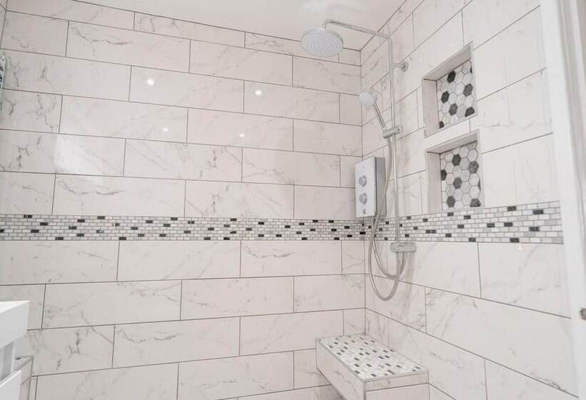 إقامة Convenient Wirral Retreat