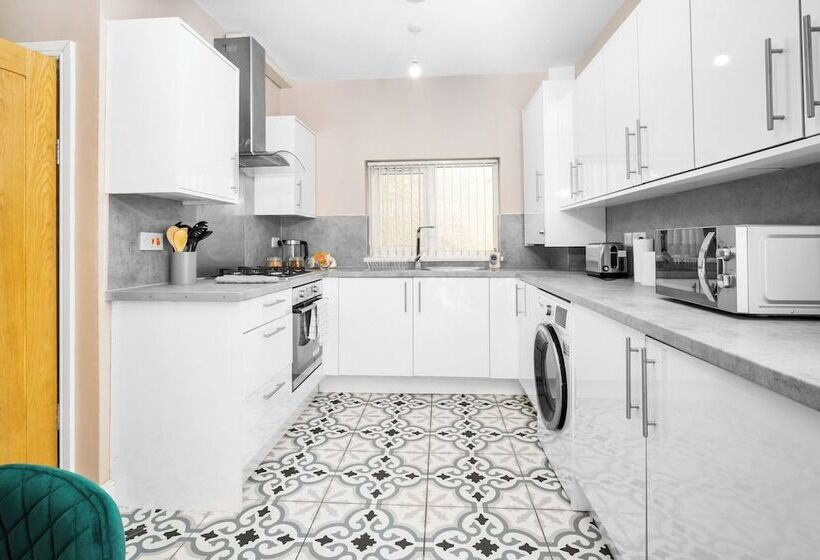 דירת נופש Spacious 3 Bed House/sleeps 5/free Parking Oldbury