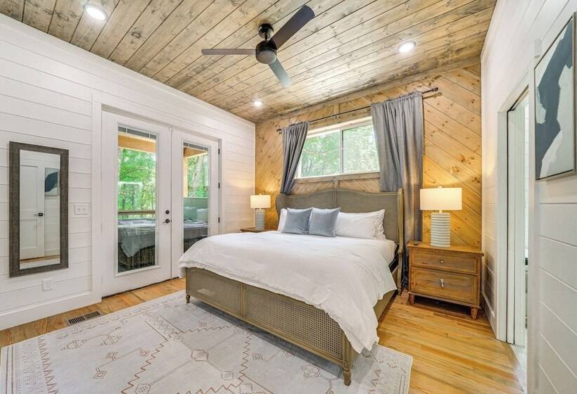 Riverfront Broken Bow Cabin W/ Private Hot Tub!