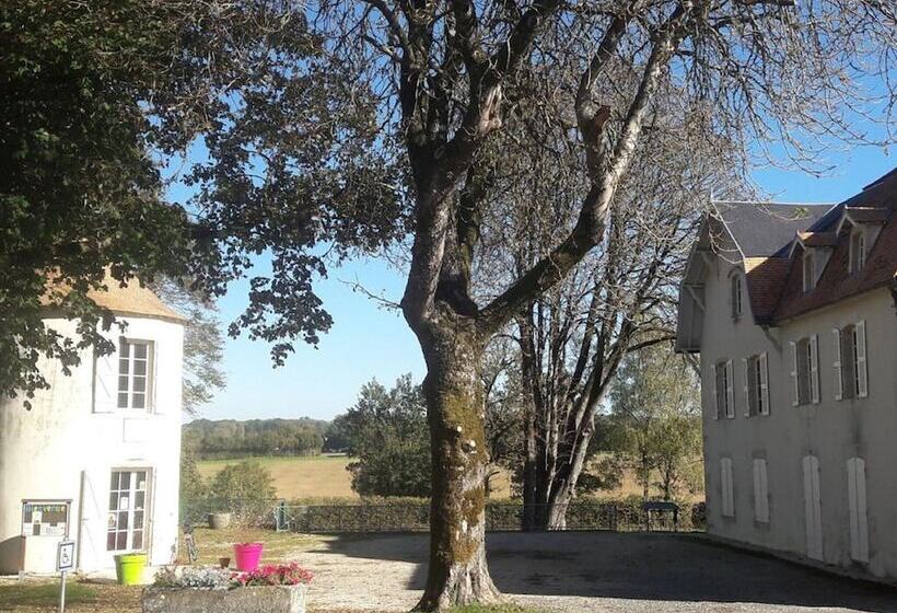 Cosy Cottage In Sauze Vaussais With Shared Pool