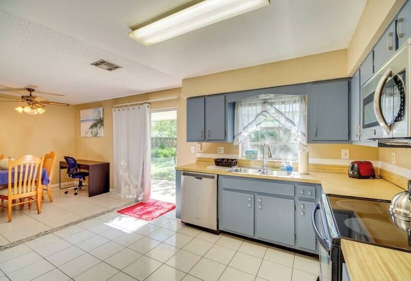 7 Mi To Satellite Beach: Melbourne Home W/ Yard