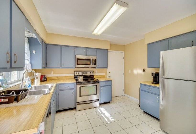 7 Mi To Satellite Beach: Melbourne Home W/ Yard