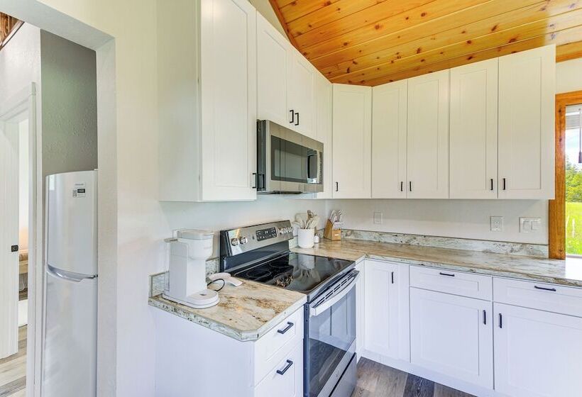 Peaceful Bonners Ferry Cabin W/ Deck & Mtn Views!