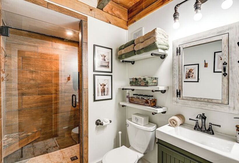 Peaceful Mt Juliet Cabin W/ Hot Tub & Fire Pit