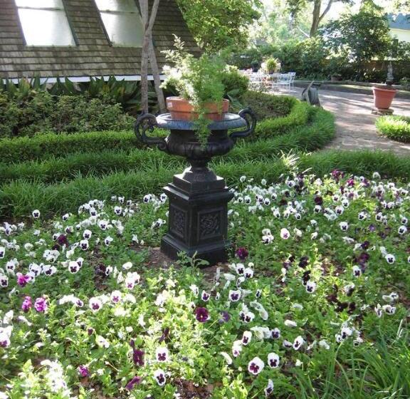 Bed and Breakfast Belle Oaks Inn