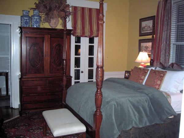 Bed and Breakfast Belle Oaks Inn