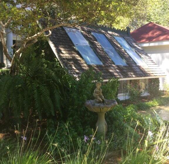 Bed and Breakfast Belle Oaks Inn