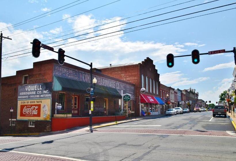 酒店 Suites At 249