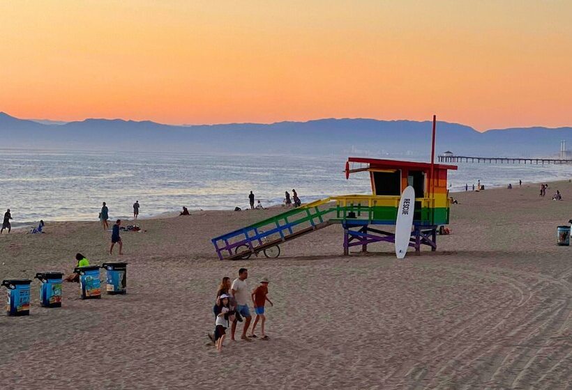 Ith Los Angeles Beach Hostel