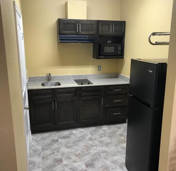 מוטל Deluxe Inn & Suites   Baytown