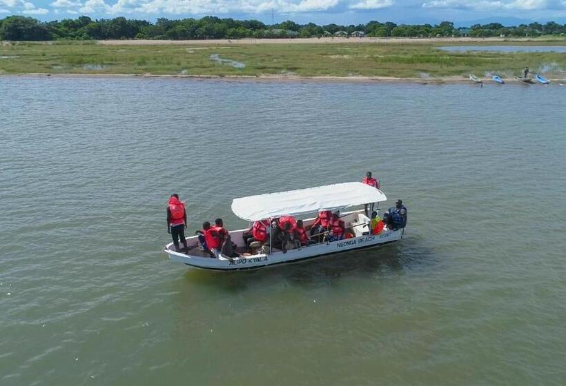 בית מלון כפרי Ngonga Beach Resort