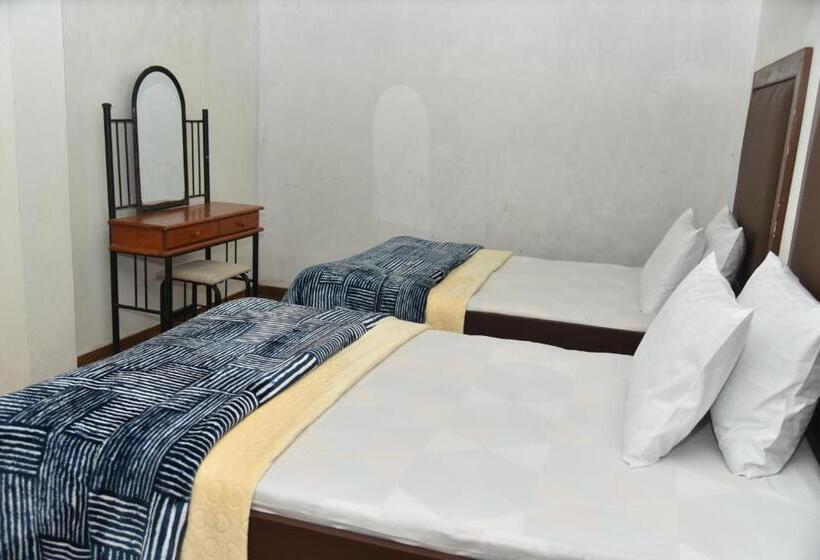 Pensão Shiny Cot Double Twin Room